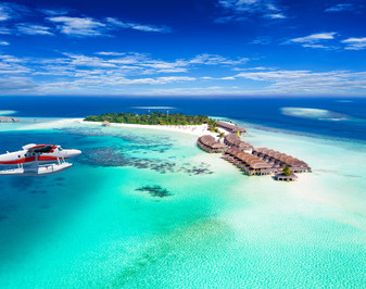Wasserflugzeug fliegt ber Malediven Insel